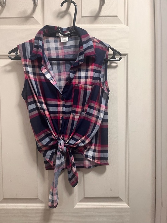 Passport Tops - Sleeveless Tie-Front Plaid crop Shirt - Navy & Pink